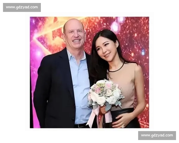 哈登广州冒雨燃情村 BA！周玲安曝花絮：球迷热情点燃阴雨，大胡子拒伞签名 20 分钟